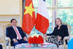 El primer ministro vietnamita, Pham Minh Chinh, y la presidenta de la Asamblea Nacional francesa, Yaël Braun-Pivet. (Foto: VNA)