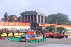 El bloque representativo de las 54 etnias vietnamitas desfilando frente a la tribuna. (Foto: VNA)