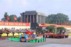 El bloque representativo de las 54 etnias vietnamitas desfilando frente a la tribuna. (Foto: VNA)