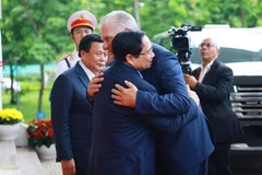 El primer ministro de Vietnam, Pham Minh Chinh, recibe al primer secretario del Comité Central del Partido Comunista y presidente de Cuba, Miguel Díaz-Canel. (Foto: VNA)