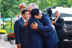 El primer ministro de Vietnam, Pham Minh Chinh, recibe al primer secretario del Comité Central del Partido Comunista y presidente de Cuba, Miguel Díaz-Canel. (Foto: VNA)