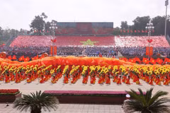 Espectáculo artístico en conmemoración del 80º aniversario de la Revolución de Agosto y del Día Nacional del 2 de septiembre, previo al desfile militar y civil. (Foto: VNA)