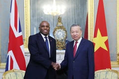 El secretario general To Lam se reúne con el viceprimer ministro británico, David Lammy, en Londres. (Foto: VNA)