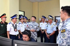 Una delegación de la Guardia Costera de Vietnam visita el Centro de Operaciones Marítimas de la Guardia Costera en Visayas Centrales, Cebú, Filipinas. (Foto: VNA)