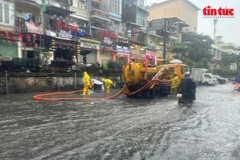 Los trabajadores de la Compañía de Alcantarillado de Hanoi están de guardia abriendo las tapas de los sumideros, retirando basura, desobstruyendo el flujo del agua y operando bombas, para evacuar el agua en el menor tiempo posible. (Foto: VNA)