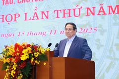 l primer ministro de Vietnam, Pham Minh Chinh, habla en la reunión. (Foto: VNA)