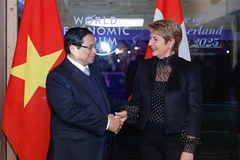 El primer ministro de Vietnam, Pham Minh Chinh, sostiene una reunión con la presidente de Suiza, Karin Keller-Sutter, en el marco de la Reunión 55 del Foro Económico Mundial (FEM) en Davos. (Foto: VNA)