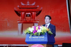 El presidente Luong Cuong pronuncia un discurso de bienvenida y transmite sus felicitaciones de Año Nuevo a los vietnamitas en el extranjero. Foto: VNA