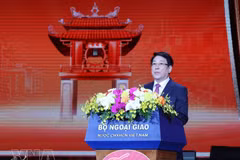 El presidente Luong Cuong pronuncia un discurso de bienvenida y transmite sus felicitaciones de Año Nuevo a los vietnamitas en el extranjero. Foto: VNA