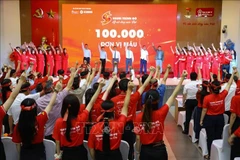 Prof. Dr. Tran Van Thuan, viceministro de Salud, el Prof. Asociado Dr. Nguyen Ha Thanh, director del Instituto Central de Hematología y Transfusión de Sangre, y otros invitados y voluntarios inauguraron el XIII Itinerario Rojo 2025. (Foto: VNA)