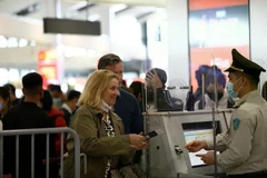 El personal de seguridad de la aviación verifica la información de los pasajeros antes de ingresar al punto de control de seguridad. (Foto: VNA)