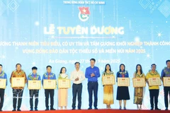 26 jóvenes de minorías étnicas del suroeste de Vietnam fueron reconocidos por el éxito de sus startups en 2025. (Foto: VNA)