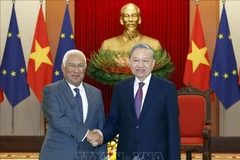 El secreratario general del Partido Comunista de Vietnam, To Lam, recibe al presidente del Consejo Europeo, António Costa, en Hanoi. (Foto: VNA)