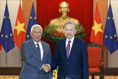 El secreratario general del Partido Comunista de Vietnam, To Lam, recibe al presidente del Consejo Europeo, António Costa, en Hanoi. (Foto: VNA)