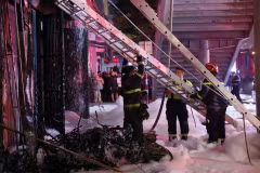 Los bomberos acudieron rápidamente al lugar para sofocar el incendio. (Fuente: VNA)