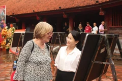 La turista británica Ann Nicholl visita la exposición. (Foto: https://kinhtedothi.vn/)