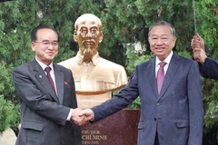 El secretario general del Partido Comunista de Vietnam, To Lam, (derecha) y Cho Yong Won, secretario del Comité Central y jefe de la Comisión de Organización del Partido del Trabajo de Corea (Foto: VNA)