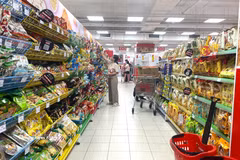 Los consumidores realizan compras en un supermercado GO! en el barrio de Tan My, Ciudad Ho Chi Minh. (Foto: VNA)