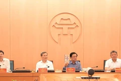 La delegación supervisora ​​de la Asamblea Nacional en la sesión de trabajo con las autoridades de Hanoi (Foto: VNA)