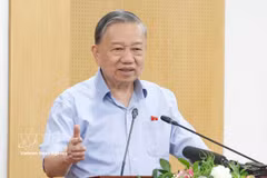 El secretario general del Partido Comunista y presidente de Vietnam, To Lam, habla en el encuentro con los votantes. (Foto: VNA)