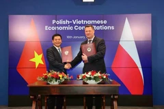 El ministro de Industria y Comercio de Vietnam, Nguyen Hong Dien, y el titular de Desarrollo Económico y Tecnología de Polonia, Krystof Paszyk, firman el acta de la reunión. (Foto: Vietnam+)