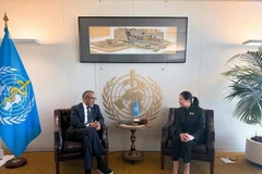 La ministra adjunta a la Oficina del Primer Ministro tailandés, Jiraporn Sindhuprai (derecha), y el director general de la OMS, Tedros Adhanom Ghebreyesus, en su reciente reunión en Ginebra. (Foto: thainews.prd.go.th)