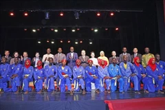 El presidente de la Asamblea Nacional de Vietnam, Tran Thanh Man, y su esposa con delegados y estudiantes de la Federación de Vovinam de Senegal. (Foto: VNA)