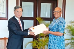 El embajador de Vietnam en Cuba, concurrente en San Cristóbal y Nieves, Le Quang Long, entrega cartas credenciales a la gobernadora general, Dama Marcella Liburd (Fuente: VNA)
