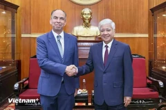 El presidente del Comité Central del Frente de la Patria de Vietnam (FPV), Do Van Chien, recibe al embajador de Cubal, Rogelio Polanco Fuentes. (Foto: Vietnam+)