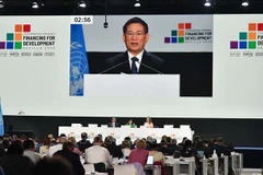 El viceprimer ministro Ho Duc Phoc interviene en la sesión plenaria de la Conferencia FpD4. (Foto: VNA)