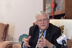 El profesor Carl Thayer de la Academia de Defensa de Australia, Universidad de Nueva Gales del Sur, en una entrevista con la Agencia Vietnamita de Noticias. (Foto: VNA)