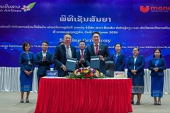 Ceremonia de firma del acuerdo de cooperación para el pago de billetes de avión a través del servicio UNITEL entre Star Fintech y Lao Airlines. (Foto: VNA)