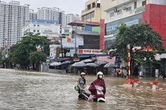 La gente tiene dificultades para desplazarse en la intersección de Phu Thai y Quang Trung, en el barrio de Phan Dinh Phung, provincia de Thai Nguyen. (Foto: VNA)