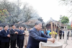 El secretario general del Partido Comunista de Vietnam (PCV), To Lam, rinde homenaje a los reyes Dinh Tien Hoang y Le Dai Hanh. (Foto: VNA)