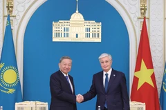 El secretario general del Partido Comunista de Vietnam (PCV), To Lam, y el presidente de Kazajistán, Kassym-Jomart Tokayev, adoptaron la Declaración Conjunta sobre el establecimiento de Asociación Estratégica bilateral. (Foto: VNA)