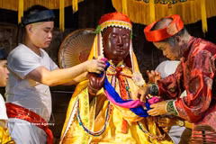 Emotivo ritual de “vestidura del Buda” en el festival de la aldea de Keo