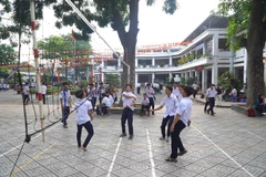 Estudiantes del bachillerato Nguyen Thuong Hien (Ciudad Ho Chi Minh) practican deportes durante el recreo. (Foto: laodong.vn)