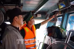 Los guardias fronterizos de Dong Thap inspeccionan el funcionamiento del sistema de monitoreo de embarcaciones en un barco pesquero. (Foto: VNA)