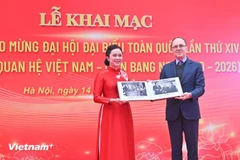 Le Thi Phuong, directora de la Zona de Reliquias del Presidente Ho Chi Minh en el Palacio Presidencial, recibe los objetos donados por el embajador de la Federación de Rusia en Vietnam, Gennady S. Bezdetko, durante la ceremonia oficial de entrega. (Foto: Vietnam+)
