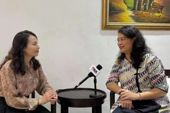 La experta Dinna Prapto Raharja concede entrevista a la Agencia Vietnamita de Noticias en Yakarta (Foto: VNA)