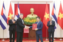El secretario general del Partido Comunista de Vietnam, To Lam, y el primer secretario del Partido Comunista de Cuba y presidente de ese país, Miguel Díaz-Canel Bermúdez, presenciaron la ceremonia de entrega de documentos de cooperación. (Foto: VNA)