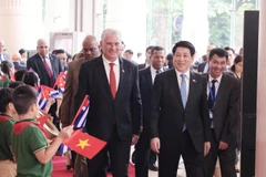 El presidente de Vietnam, Luong Cuong, y el primer secretario del Comité Central del Partido Comunista y presidente de Cuba, Miguel Díaz-Canel Bermúdez, en el acto. (Foto: VNA)