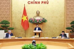 El primer ministro Pham Minh Chinh preside la reunión del Gobierno. (Foto: VNA)