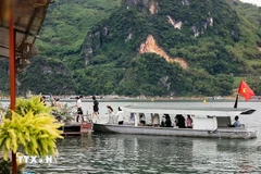 Visitantes en el lago de Hoa Binh. (Foto; VNA)