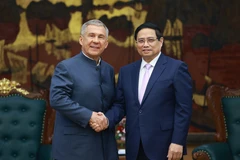 El primer ministro de Vietnam, Pham Minh Chinh, recibe al presidente de la República de Tataristán (Rusia), Rustam Nurgaliyevich Minnikhanov. Foto: (VNA)