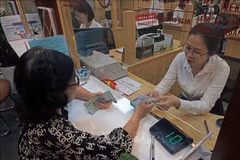 Clientes realizan transacciones en la sede del banco Agribank. (Foto: VNA)