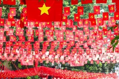 El rojo de la bandera nacional inunda la calle Hang Ma, distrito de Hoan Kiem, Hanoi. Foto: Khanh Hoa/VNA