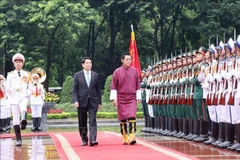 El presidente de Vietnam, Luong Cuong, encabeza la ceremonia oficial de bienvenida al Rey de Bután. (Foto: VNA)