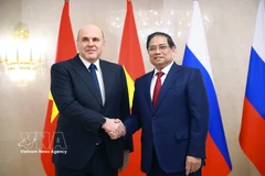 El primer ministro de Vietnam, Pham Minh Chinh, se reúne con su homólogo anfitrión, Mikhail Mishustin. (Foto: VNA)
