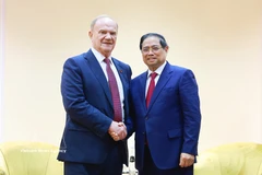 El primer ministro de Vietnam, Pham Minh Chinh, y el presidente del Partido Comunista de la Federación de Rusia, Gennady Ziuganov. (Foto: VNA)